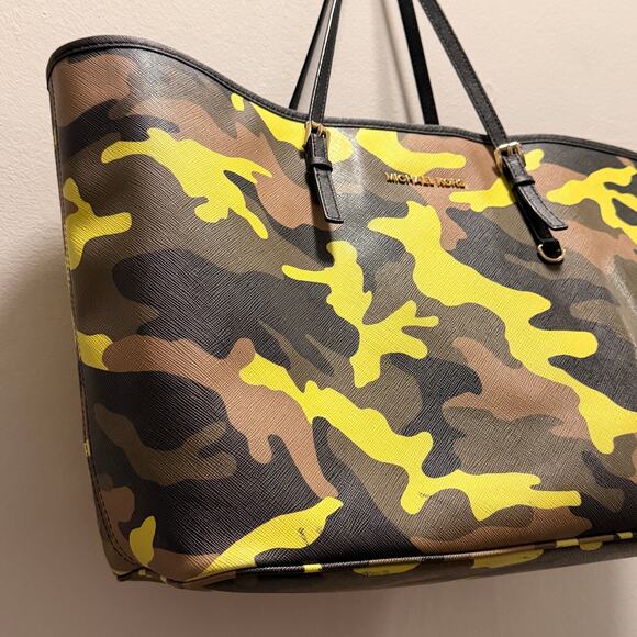 Michael Kors Jet Set Large Acid Lemon Camo Tote Bag Gold Hardware - Picture 3 of 13